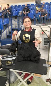 אירנה בתערוכת כלבים עם הסינר שלה