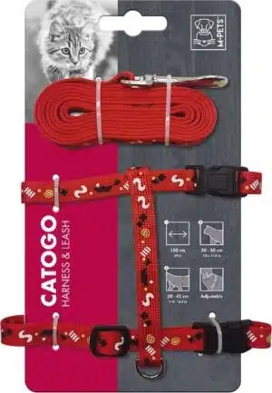 רתמה ורצועה צבע אדום לחתול